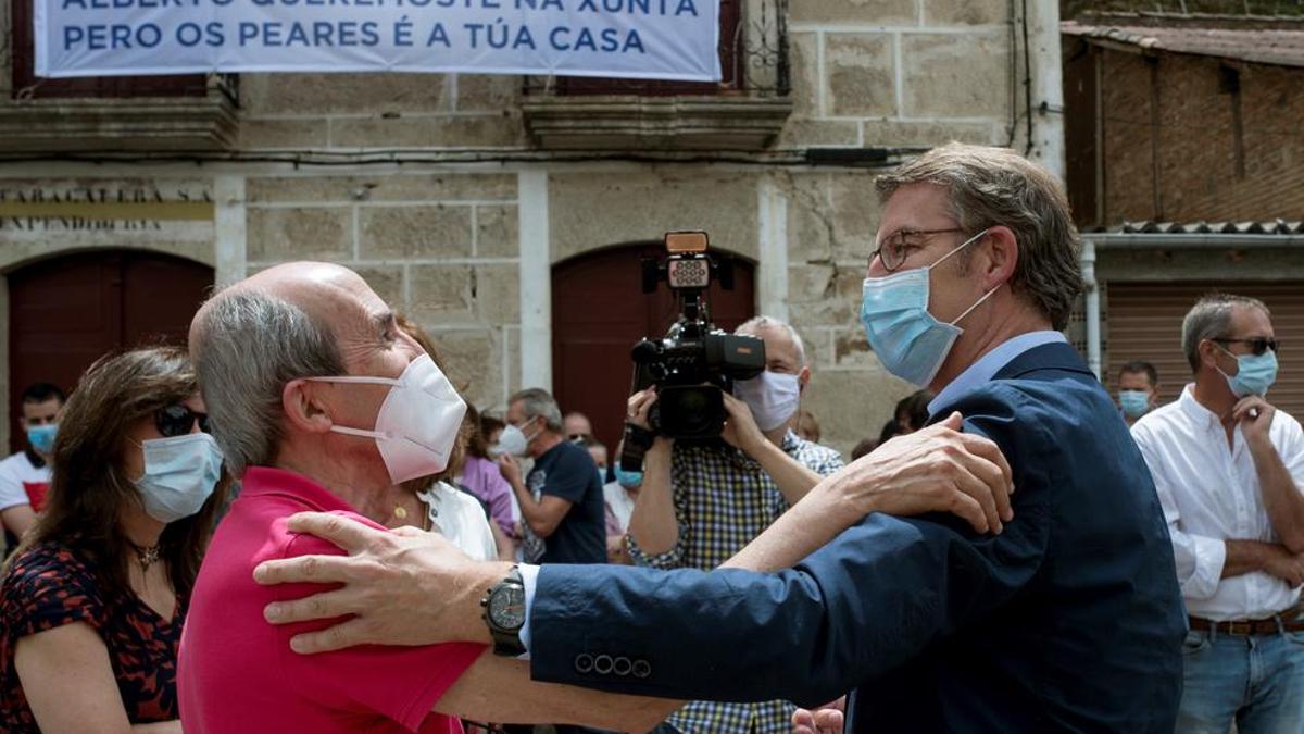 El presidente de la Xunta y candidato a la reelección por el PP, Alberto Núñez Feijóo, saluda a un vecino de la localidad de Os Peares-