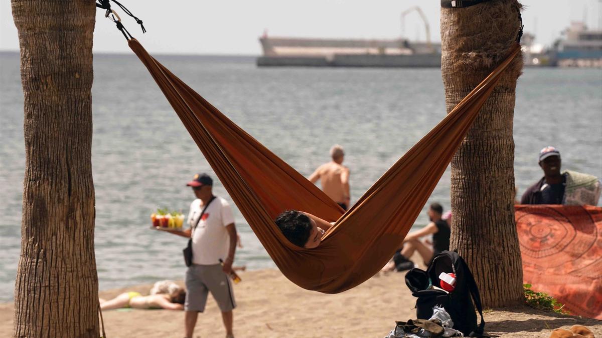 Bañistas en la playa de la Malagueta, en Málaga.