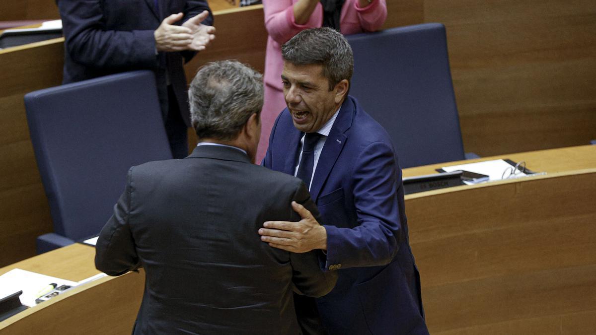 Carlos Mazón estrecha la mano del portavoz de Vox en Les Corts, José María Llanos, este miércoles por la noche en Les Corts.