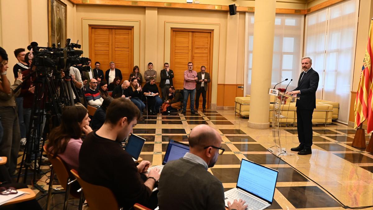 El presidente de Aragón, Jorge Azcón, durante la rueda de prensa en la que ha anunciado la convocatoria electoral.