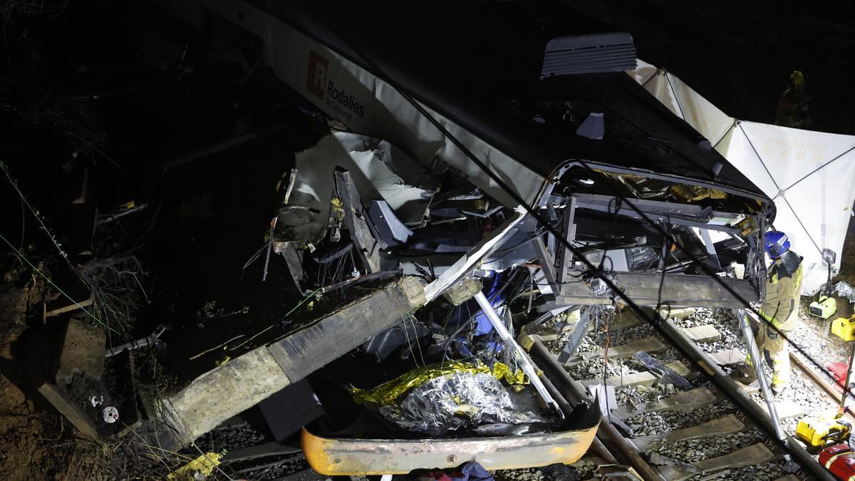 Muere el maquinista del tren que ha chocado contra un muro en Gelida (Barcelona).