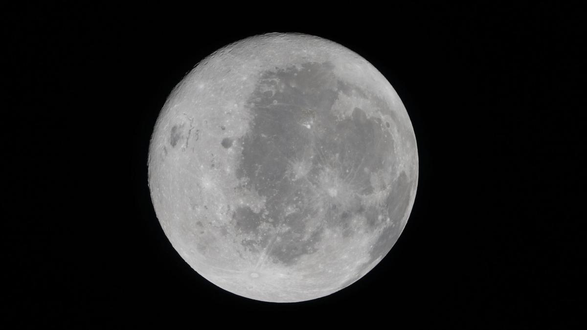 Imagen de la Luna tomada este lunes 6 de abril desde la nave Orion. Se trata de una vista lateral, siendo la mitad derecha parte de la cara oculta desde el punto de vista de la Tierra, y la izquierda la parte visible.