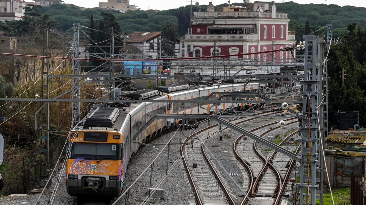 Vista de un tren parado junto a la Estacuión de Blanes (Girona) en la línea R1 de Rodalies este martes cuando el Govern ha anunciado martes que el servicio de Rodalies volverá a operar con normalidad a partir del próximo lunes.
