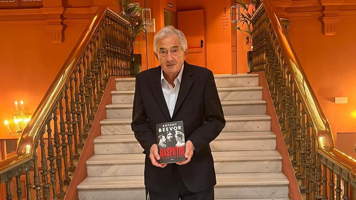 El historiador inglés Antony Beevor posa con un ejemplar de 'Rasputín y la caída de los Románov'.