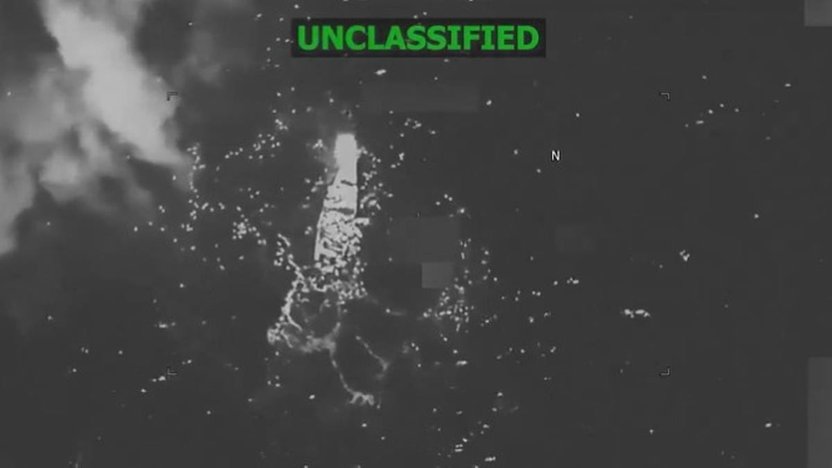 Captura de video tomada de la cuenta en X @Southcom del Comando Sur de Estados Unidos que muestra una lancha presuntamente de narcotraficantes atacada por fuerzas estadounidenses este lunes, en aguas del Caribe.