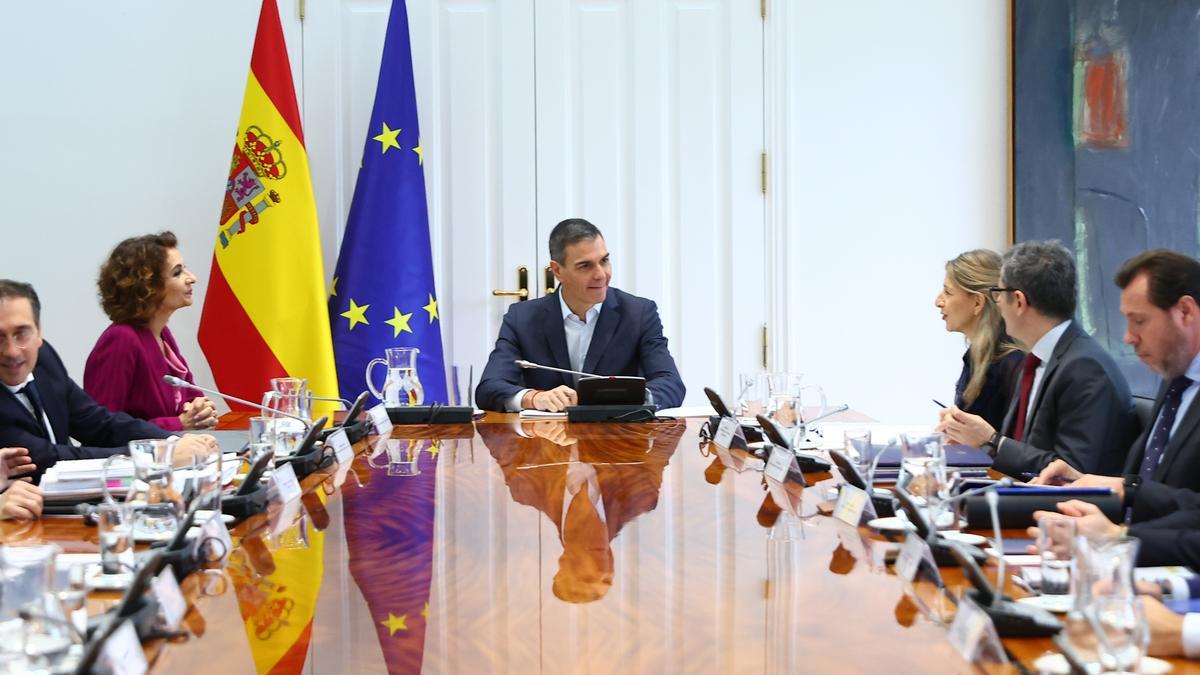 Sánchez preside la reunión del Consejo de Ministros.