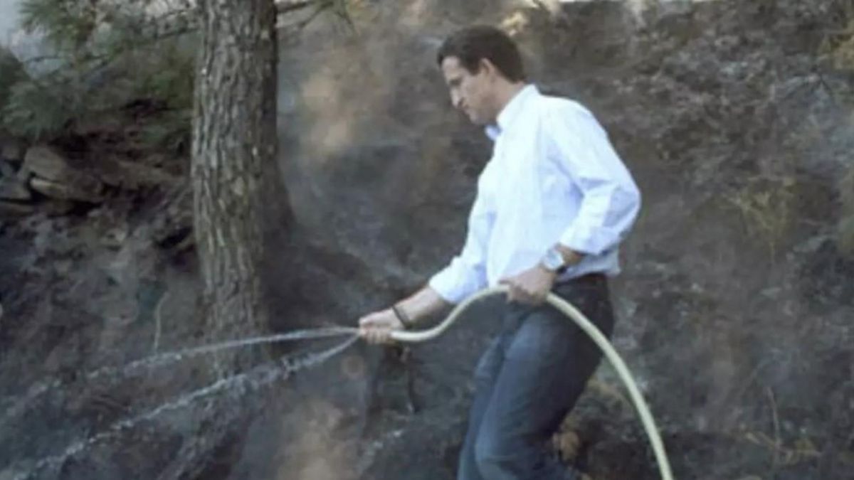 Imagen de Alberto Núñez Feijóo con una manguera de jardín durante la ola de incendios de 2006 en Galicia.