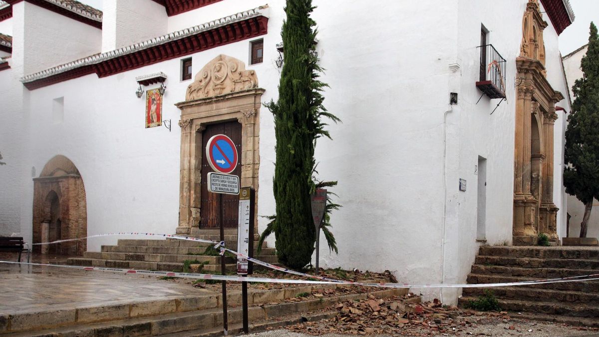 Destrozos en la tejado de la torre de la Iglesia de San Miguel el Bajo, en el Albaicín, producidos por el terremoto en Granada.