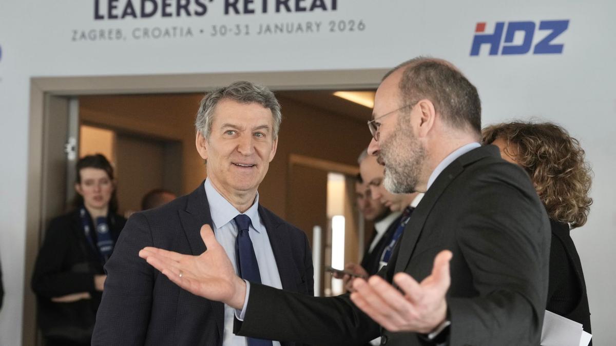 El líder del PP, Alberto Núñez Feijóo, con el presidente del PPE, Manfred Weber.