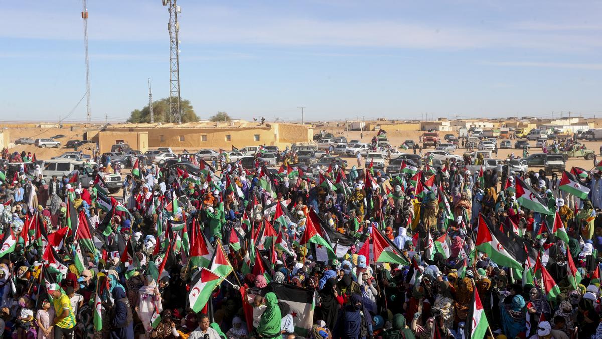 Miles de saharauis protestan este jueves por la iniciativa estadounidense para el plan de autonomía.