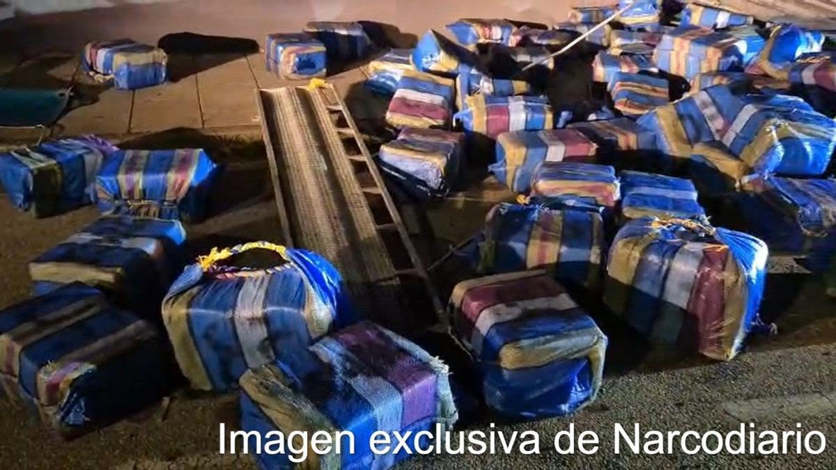 Incautan un espectacular alijo de cocaína en plena noche en A Pobra do Caramiñal