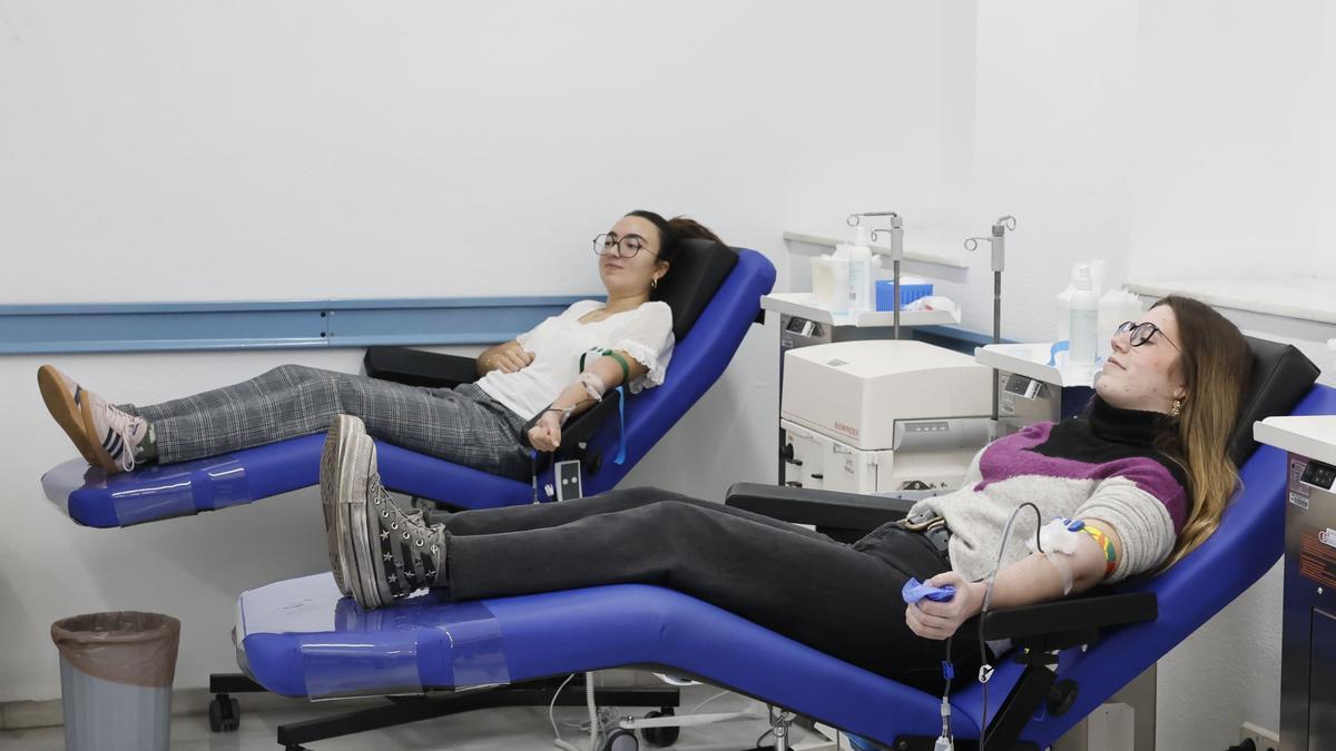 Dos mujeres donan sangre este martes en el Centro Regional de Transfusiones de Sevilla tras el llamamiento por accidente de Adamuz.