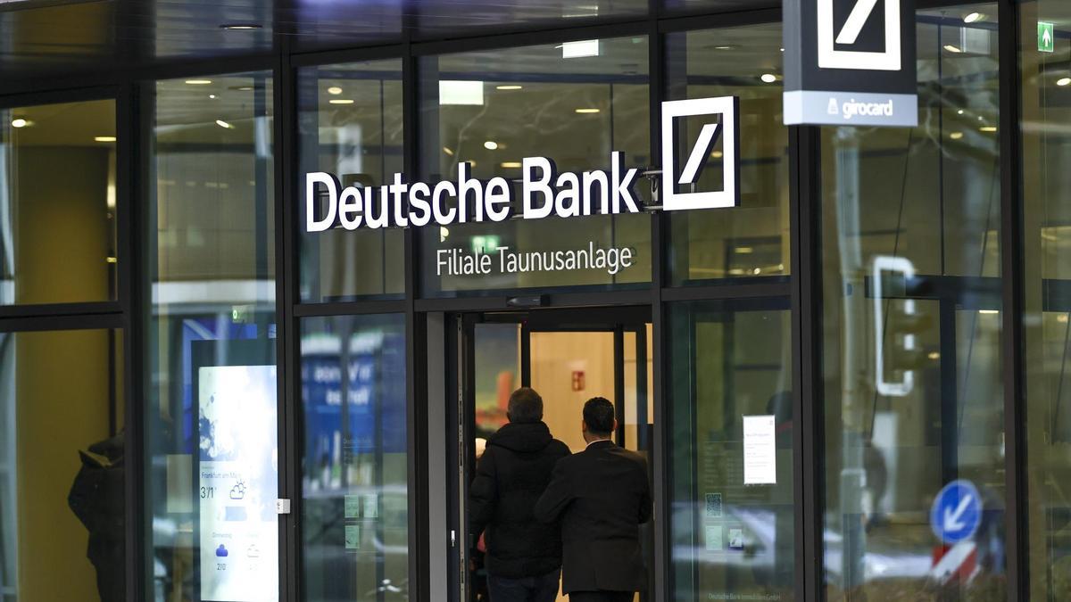 Personas entran en la sede del Deutsche Bank en Fráncfort del Meno, Alemania.