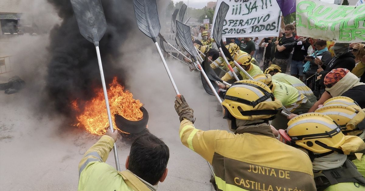 Mañueco culpa de los incendios a un "cóctel perverso" mientras cientos de personas piden su dimisión