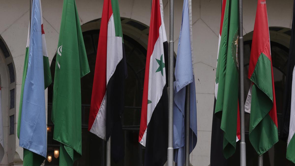 Foto de archivo de banderas de países árabes en la sede de la Liga Árabe en El Cairo.
