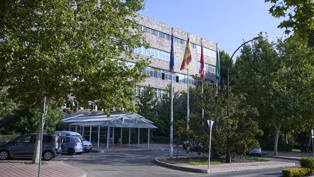 Fachada del edificio del Rectorado en el campus de la Universidad Autónoma de Madrid.