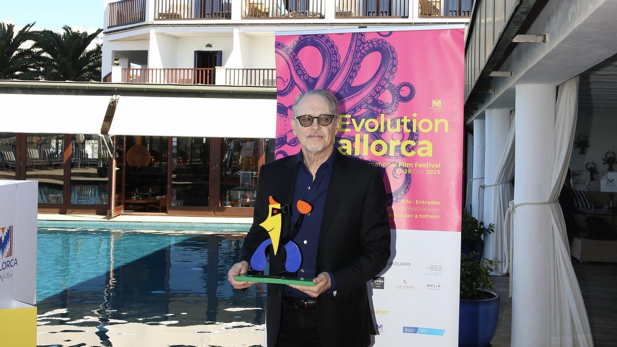 Steve Buscemi se 'moja' en Mallorca y defiende que el patriotismo es lo contrario a Trump