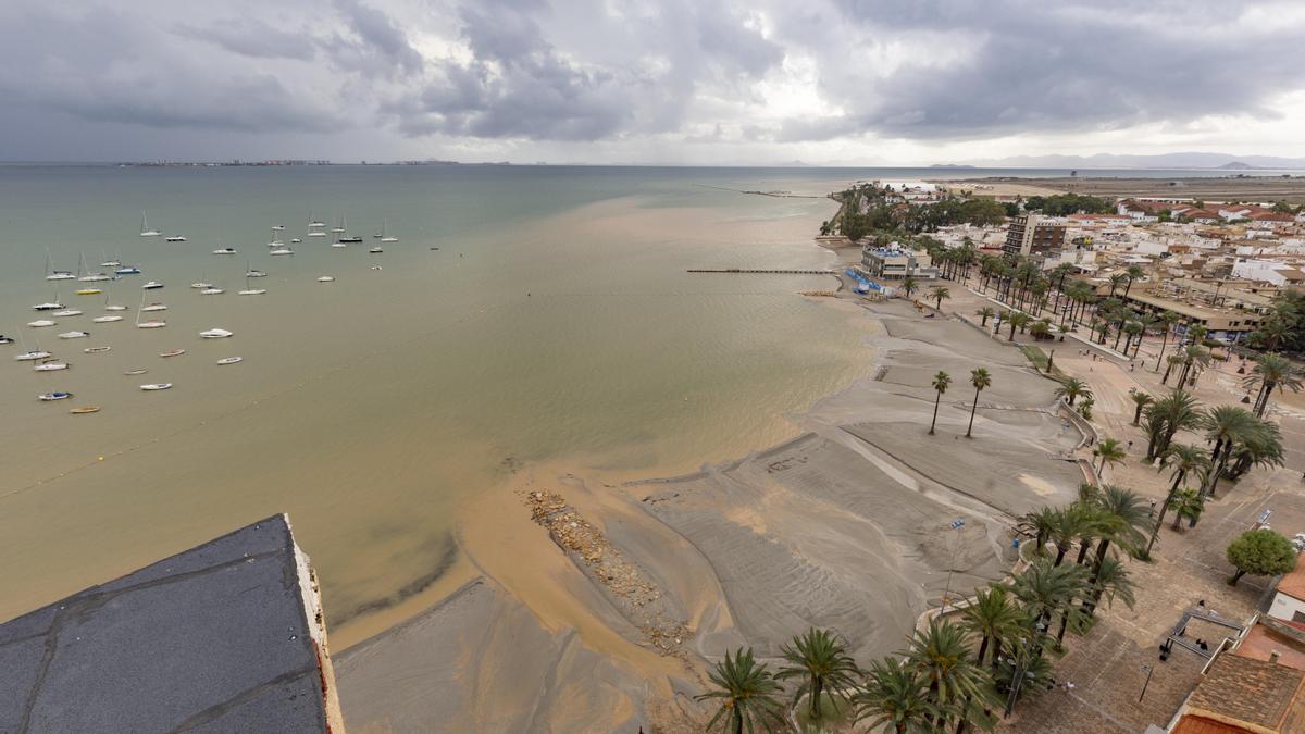 Vista aérea del Mar Menor este sábado en Santiago de la Ribera, tras las intensas lluvias caídas en la comunidad murciana por la dana 'Alice'.