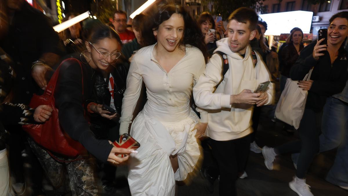 Aparición sorpresa de Rosalía para presentar su cuarto álbum en Madrid.