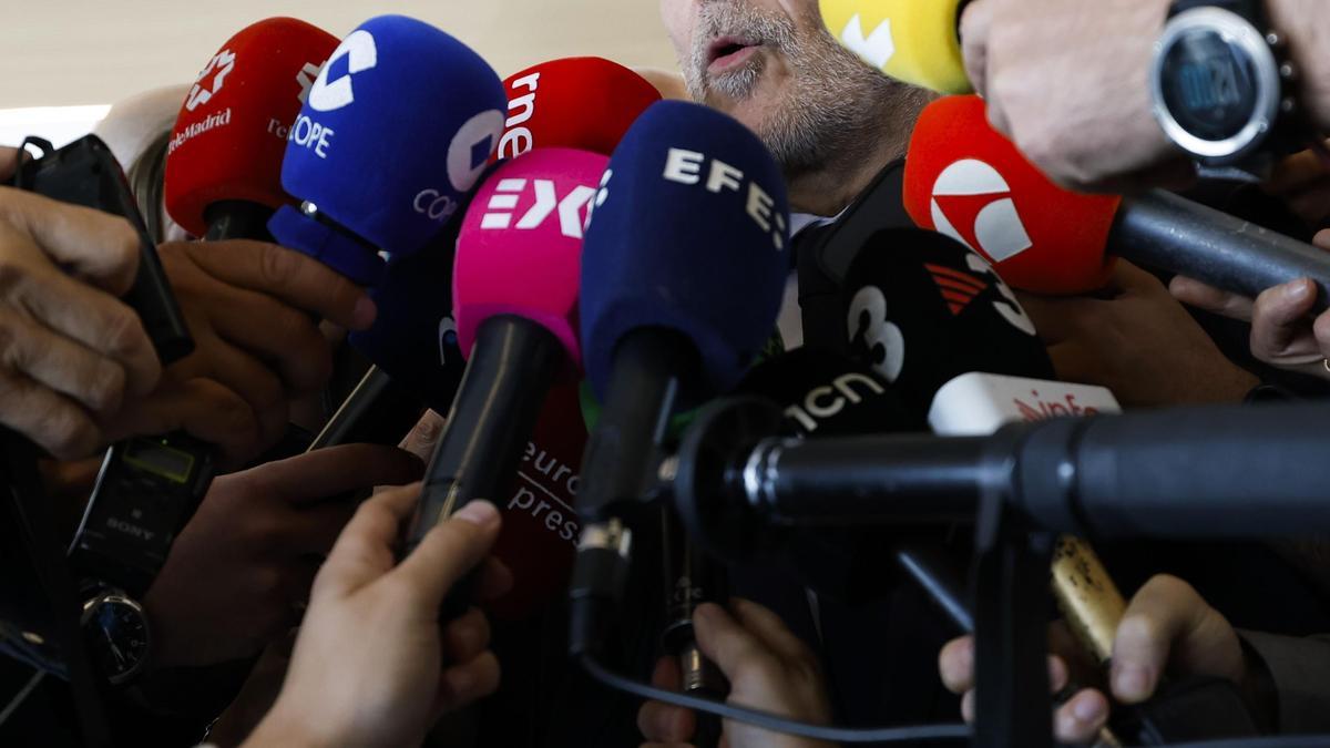 Un grupo de periodistas toma declaraciones en Madrid.