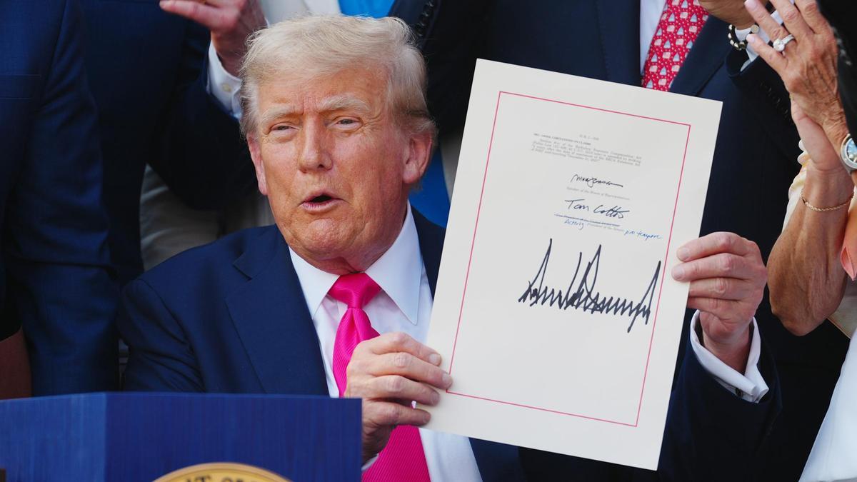 El presidente de Estados Unidos, Donald Trump, muestra su firma en una nueva ley