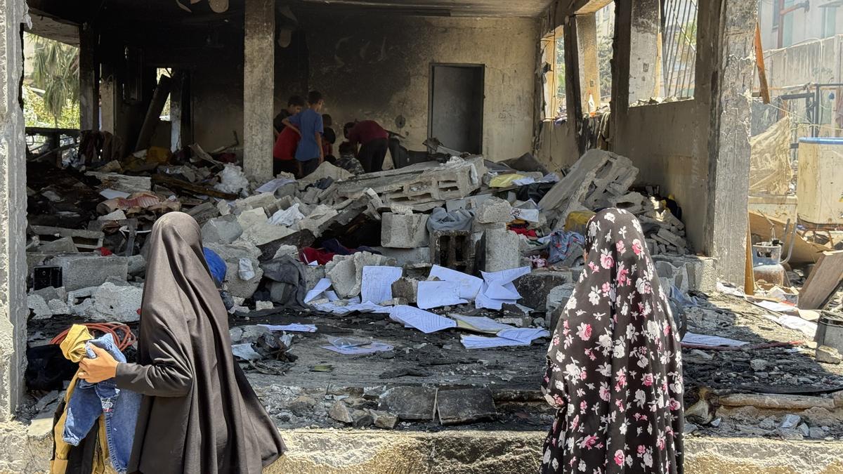El Ejército israelí bombardeó este jueves la escuela Mustafá Hafez de Ciudad de Gaza, que sirve de refugio a palestinos desplazados por la guerra, matando al menos a diez personas y dejando varios heridos, según la Defensa Civil gazatí.