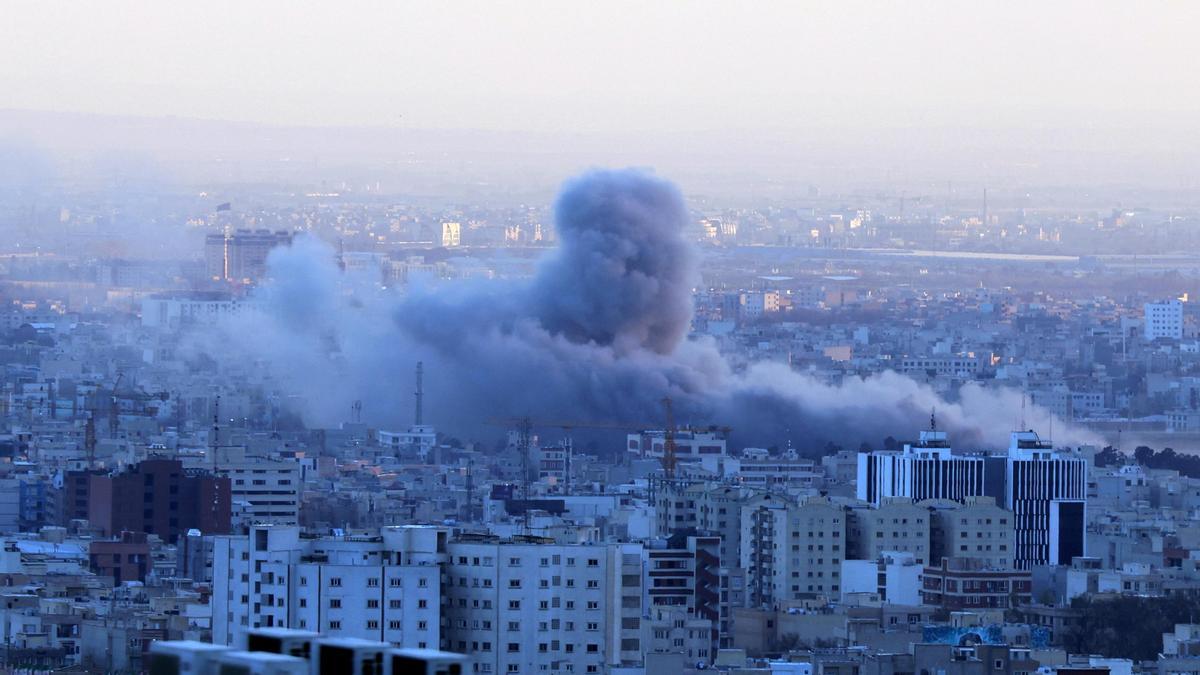 El humo se eleva tras un ataque aéreo en el centro de Teherán el 3 de marzo.