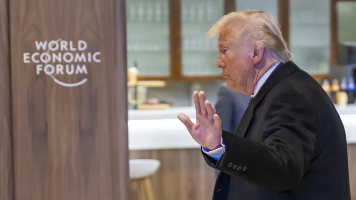 El presidente de Estados Unidos, Donald Trump, sal del World Economic Forum 2026, en Davos, Suiza.