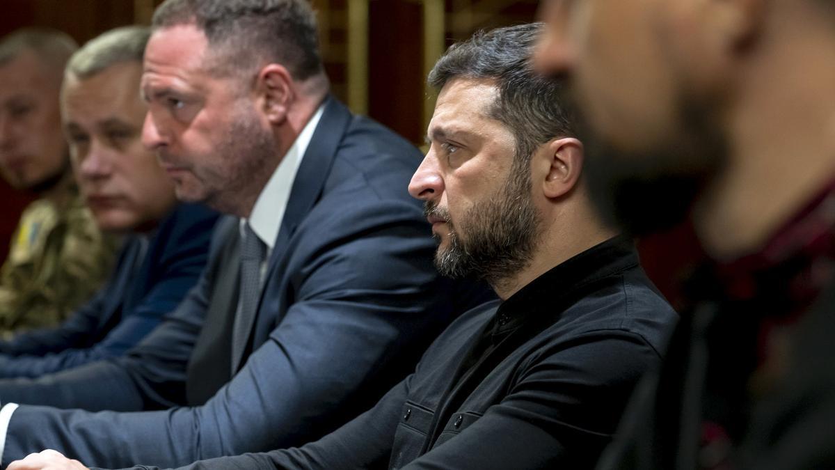 Volodímir Zelenski en una reunión con el ministro de Asuntos Exteriores francés en Kiev.