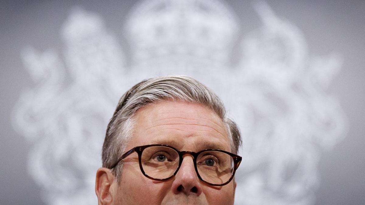 El primer ministro británico, Keir Starmer, comparece en Downing Street, Londres.