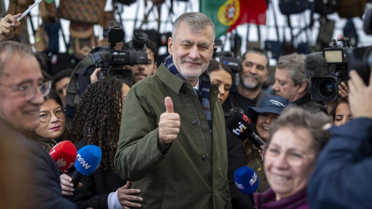 El candidato presidencial Henrique Gouveia e Melo durante una visita a un mercado local en Lisboa