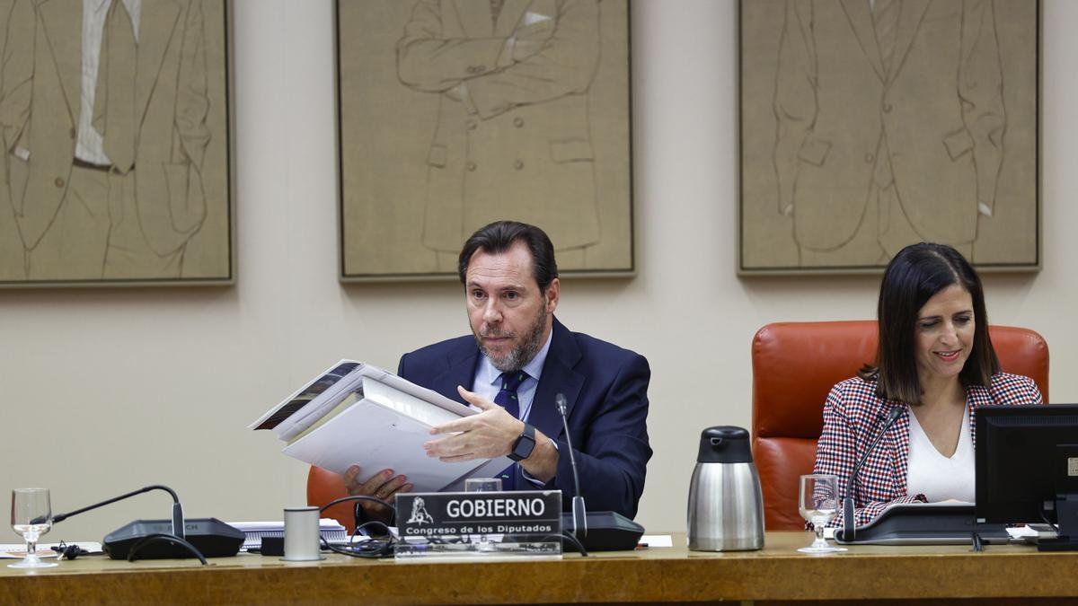 El ministro de Transportes y Movilidad Sostenible, Óscar Puente, comparece este martes en la Comisión de Transportes.