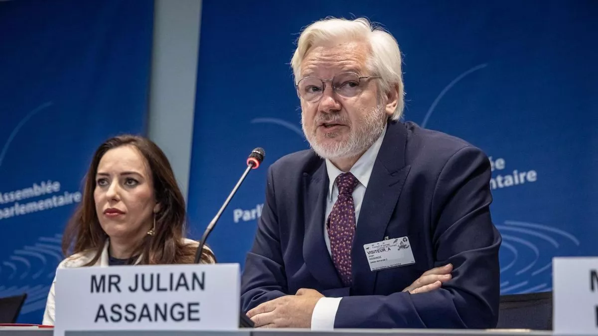 El fundador de WikiLeaks, Julian Assange (drch.) y su esposa Stella Assage (izq.)en el Consejo de Europa el 1 de octubre de 2024.