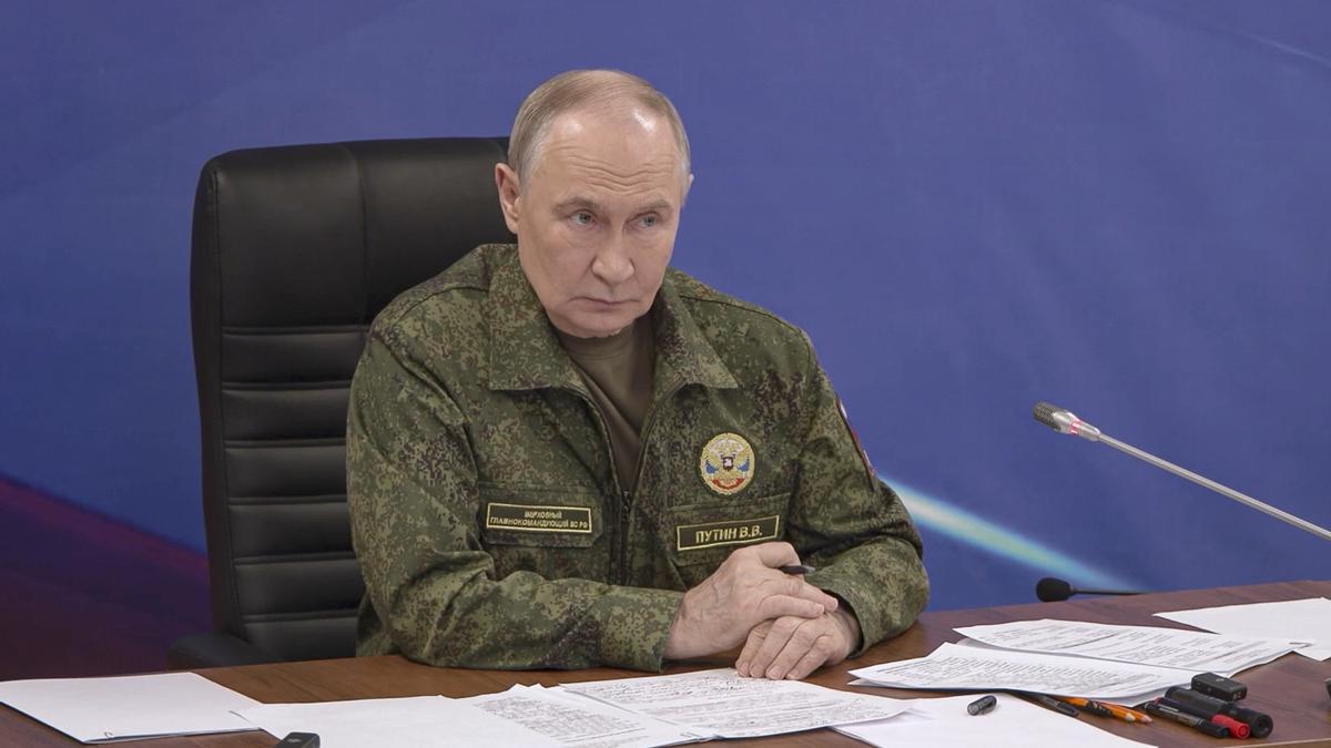 Vladímir Putin durante una visita a un puesto de mando del Ejército ruso.