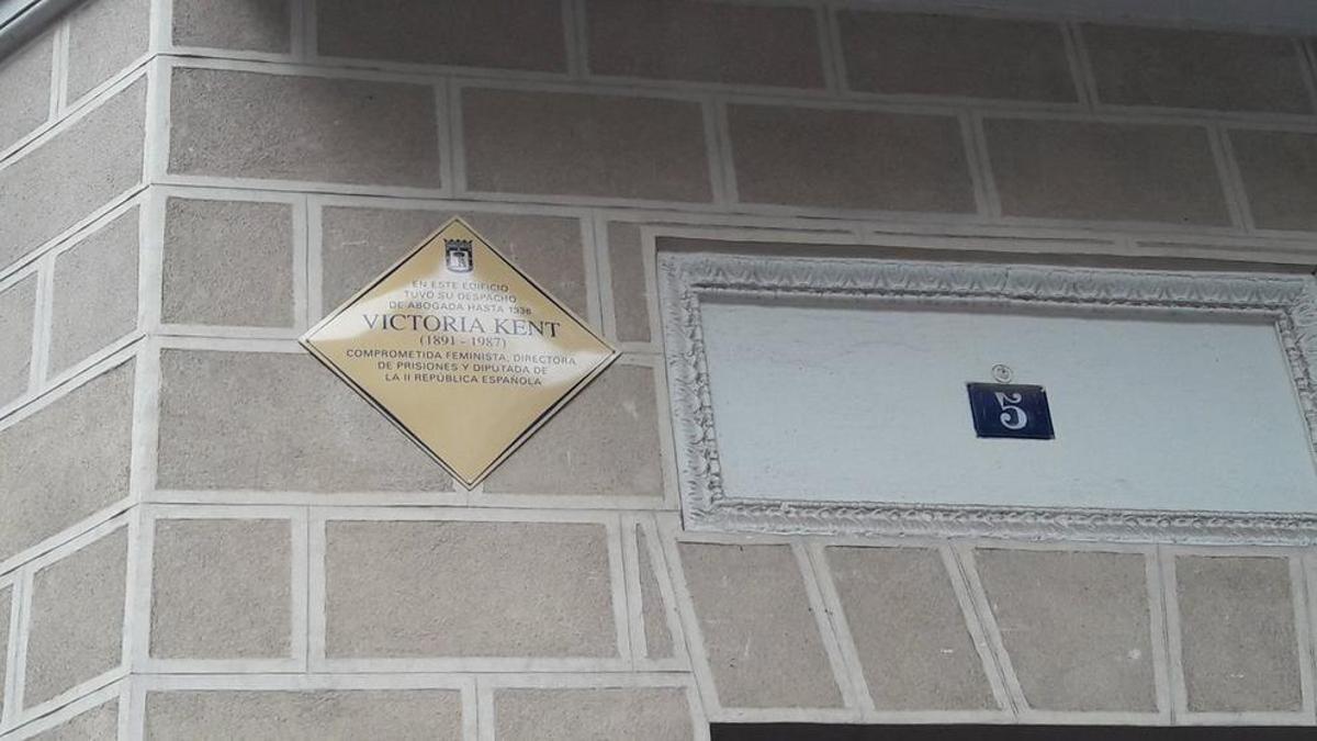 La placa conmemorativa a Victoria Kent en Madrid.
