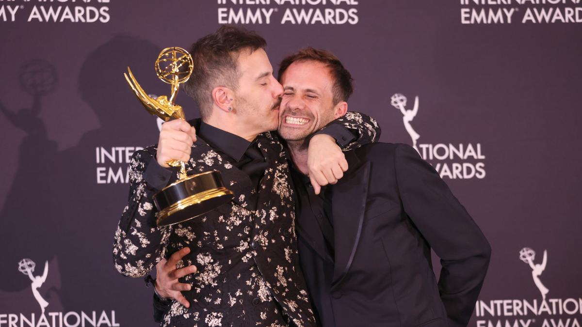 El director español Javier Giner abraza al actor español Oriol Pla.