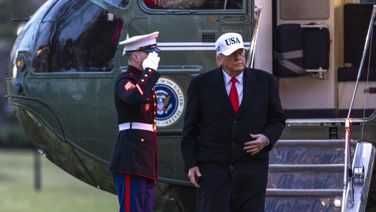 El presidente Donald Trump desciende del Marine One en el jardín sur de la Casa Blanca.