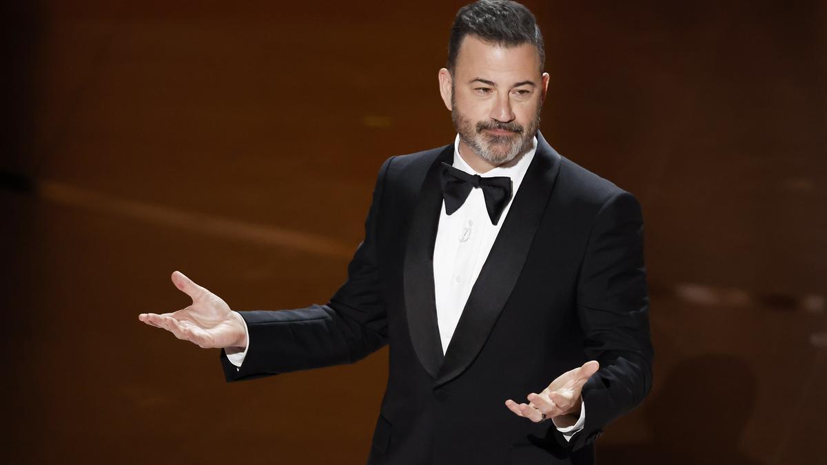 Fotografía de archivo del 10 de marzo de 2024 del presentador Jimmy Kimmel hablando durante la 96 ceremonia anual de los Premios de la Academia en Los Ángeles (EE.UU).