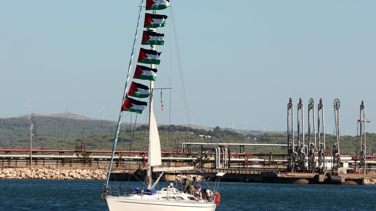Banderas palestinas ondean a bordo de un barco de la Flotilla Global Sumud (GSF) antes de su partida del puerto de Bizerta.