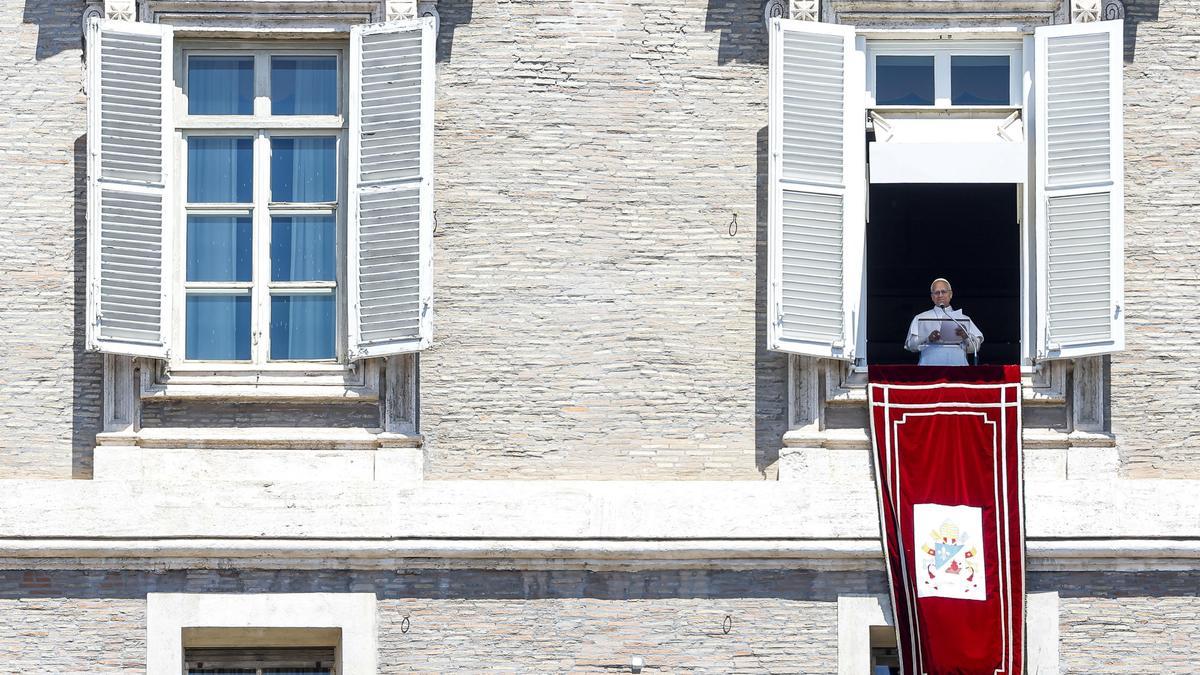 El Papa León XIV, en la ventana del Palacio Apostólico, en la Ciudad del Vaticano.
