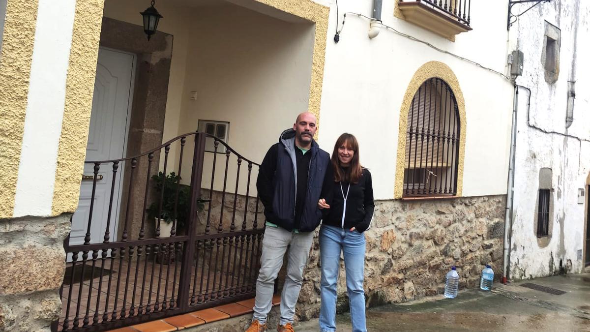 Alba Palmero Cuello de Oro junto a su pareja, Eduard, en Montánchez
