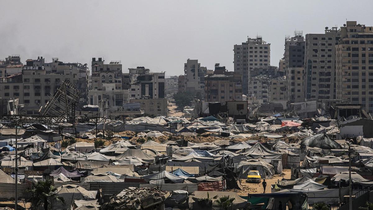 Palestinos desplazados viven en tiendas de campaña tras huir del norte de Gaza
