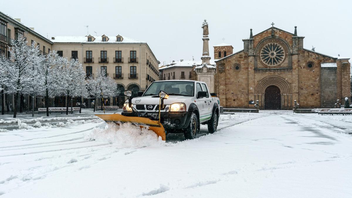 Una copiosa nevada deja buena parte de la provincia de Ávila bajo un manto blanco