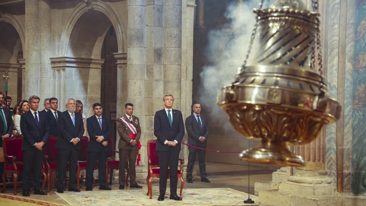 El presidente de la Xunta, Alfonso Rueda (2d), ejerce de delegado regio en la ofrenda al Apóstol que se celebra cada 25 de julio desde que fue instaurada por Felipe IV en 1643.