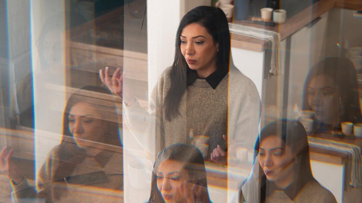 “Si no te callas, te rompo el brazo”: una refugiada siria denuncia a la policía alemana por humillarla en un control