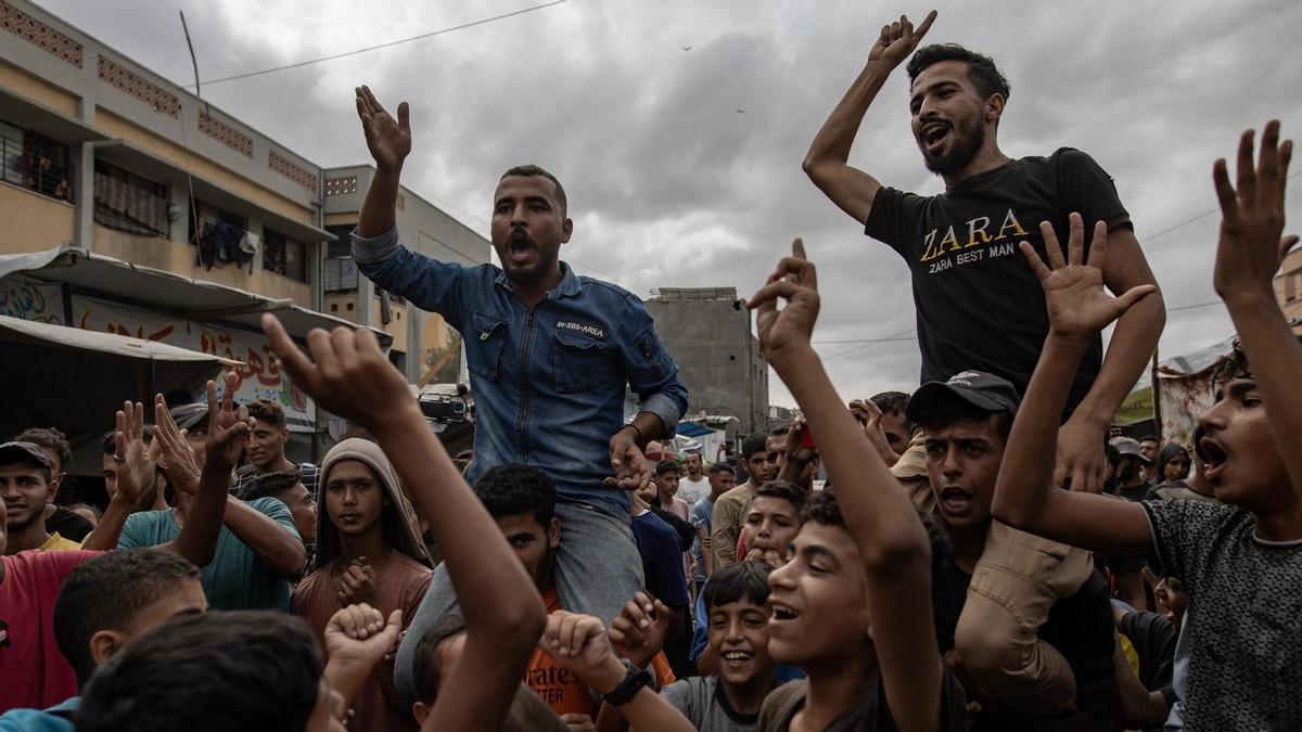 Un grupo de palestinos desplazados celebra el acuerdo de paz en Gaza.