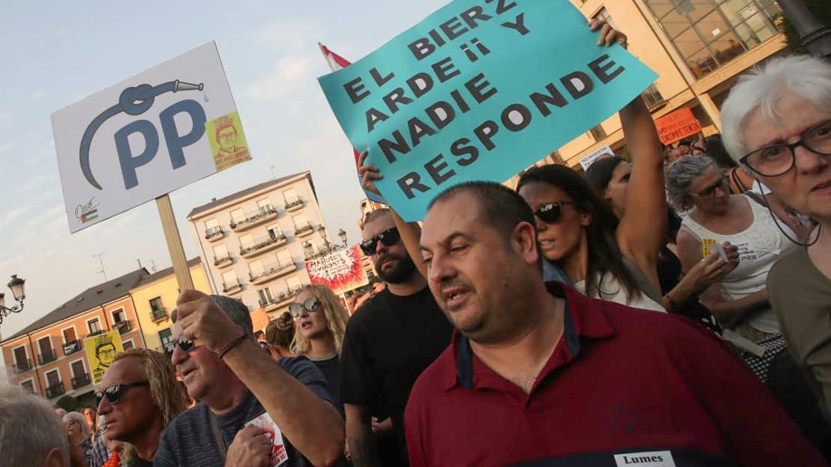 Concentración en la plaza del Ayuntamiento de Ponferrada contra la gestión de la Junta de Castilla y León en los incendios en El Bierzo.