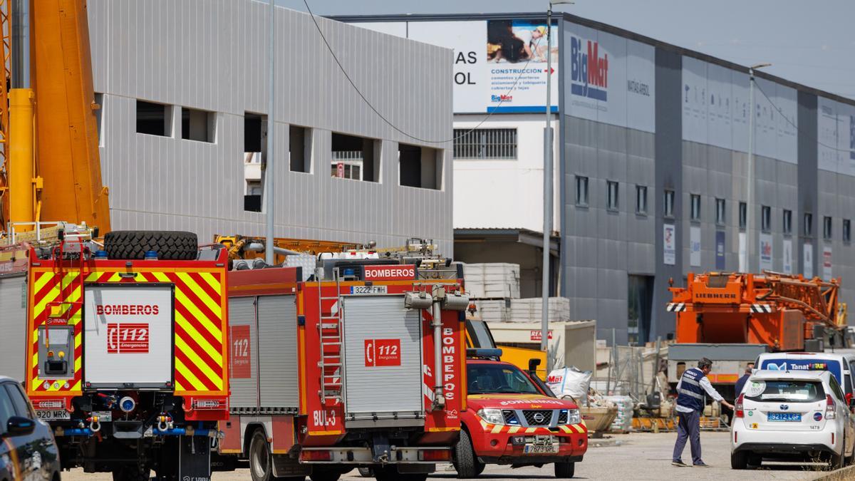 Efectivos de emergencias cerca de la nave que se ha derrumbado en Sevilla y que ha dejado una persona fallecida y seis heridos