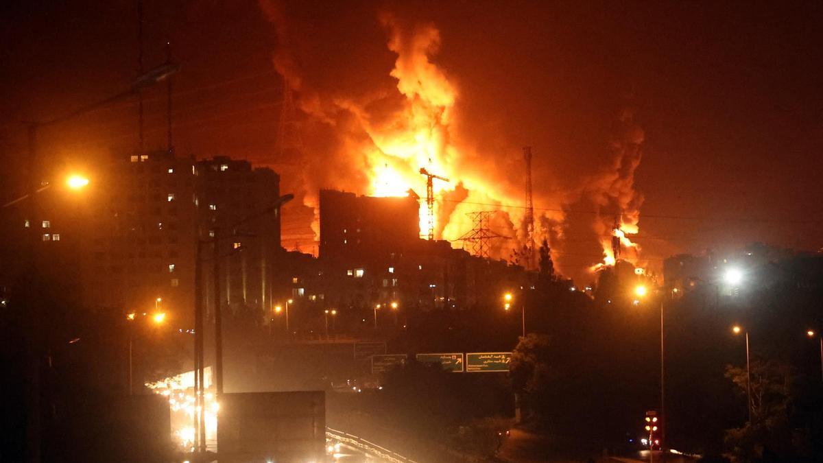 Ataque de Israel a una planta de petróleo en Irán.