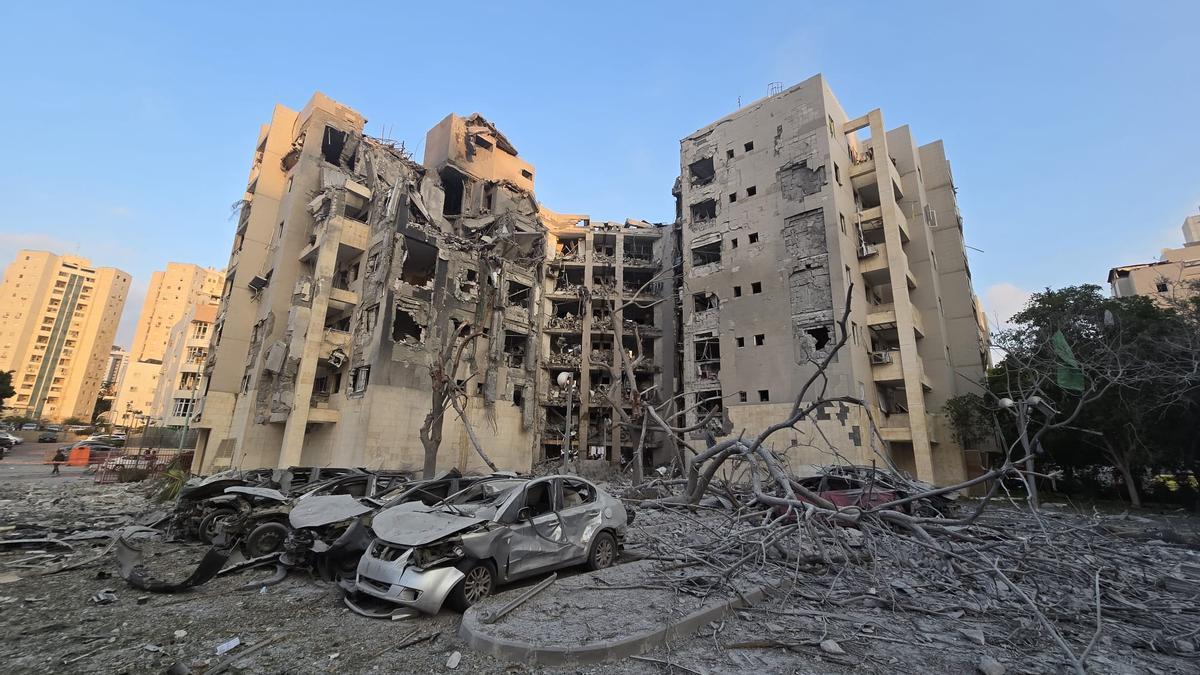 Fotografía cedida por el Servicio de Bomberos y Rescate de Israel donde se observa los daños en una zona por el ataque de un misil iraní este martes, en Beersheba (Israel).
